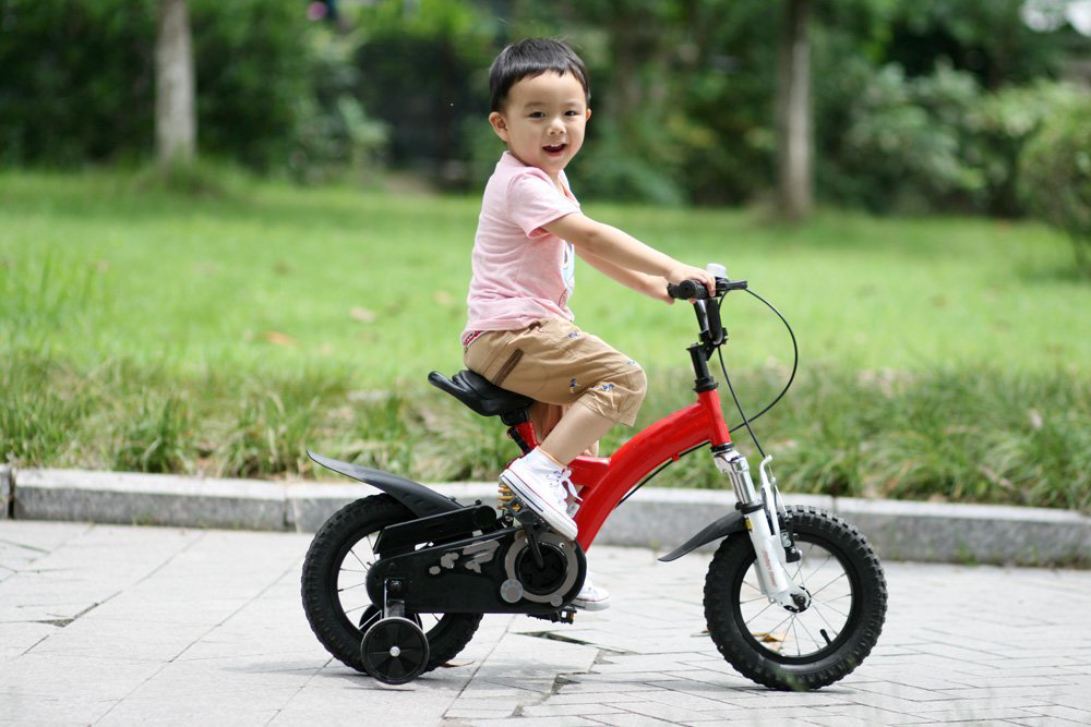 Mẹ dạy con cách giữ thăng bằng trên xe đạp để không bị té ngã